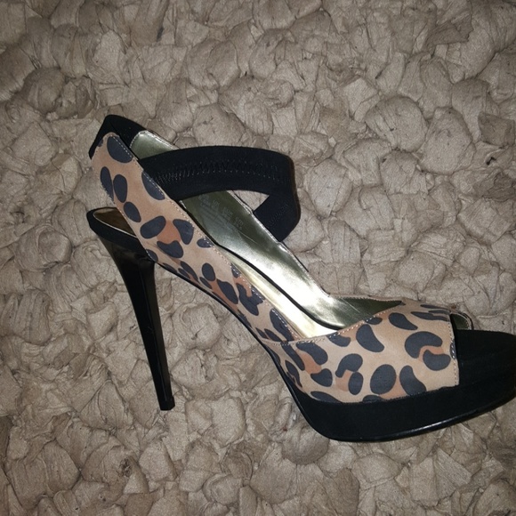 Carlos Santana Leopard Slingbacks - Picture 2 of 3